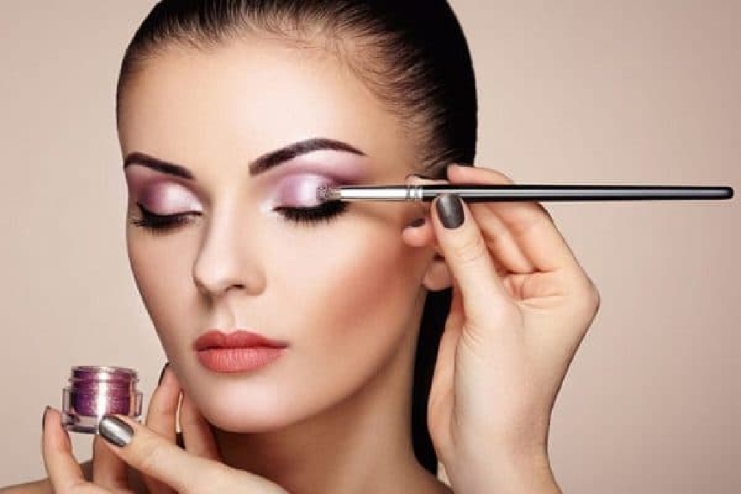 How To Apply Eye Shadow According To Experts