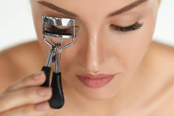 How To Curl Eyelashes Using An Eyelash Curler