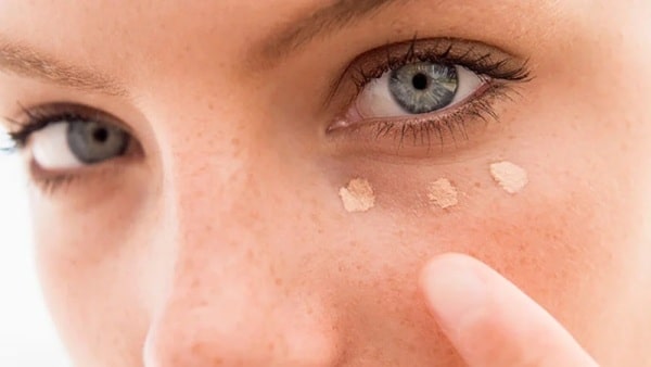 How to Apply Concealer Under the Eyes