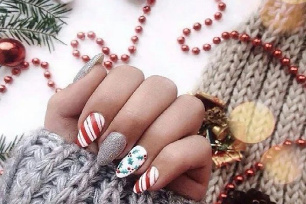 12 Stylish Christmas Nail Designs You Will Love