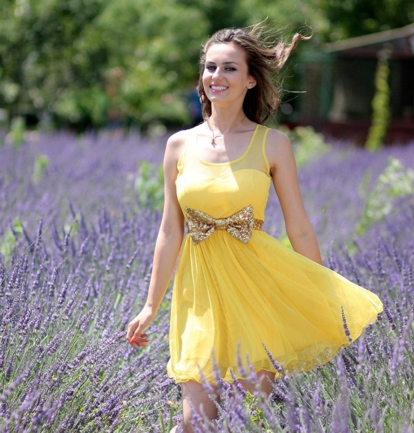 7 Stunning Colors that Pair Beautifully with Yellow Outfits